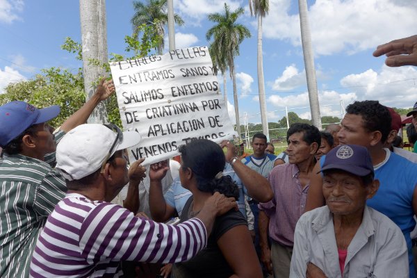 Streikende Arbeiter vor dem Tor von Nicaragua Sugar