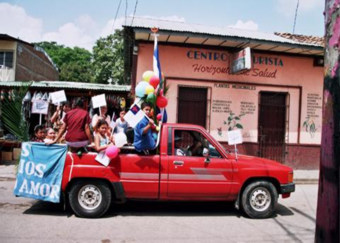 Ein Umzug durch die Straßen von Esteli