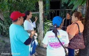 Brigadistas y personal visita casa por casa